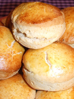 Una foto de Scones exquisitos con melaza o sirope