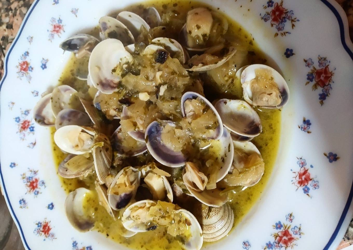Almejas encebolladas al vino blanco