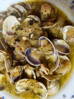 Una foto de Almejas encebolladas al vino blanco