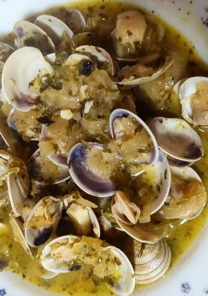 Una foto de Almejas encebolladas al vino blanco