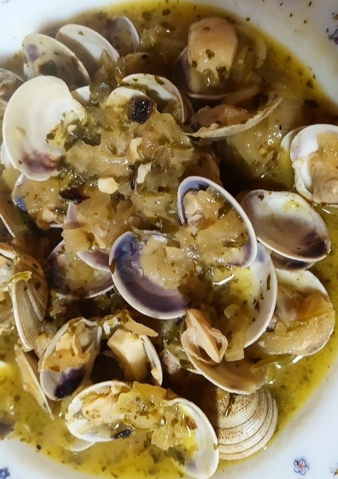 Una foto de Almejas encebolladas al vino blanco