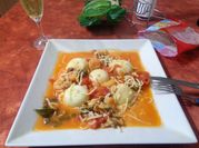 Una foto de pasta con marisco congelado