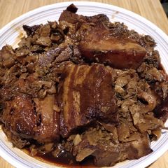 A picture of Pork Belly in Preserved Lettuce.