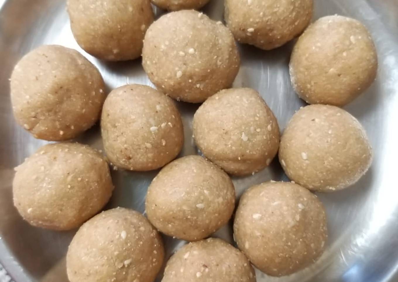 Til moongfali laddoo
