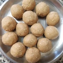 A picture of Til moongfali laddoo.