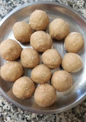 A picture of Til moongfali laddoo.