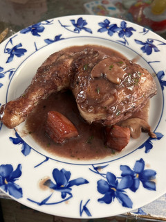 Una foto de Pollo coq au vin