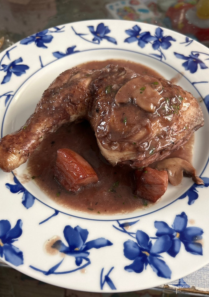 Una foto de Pollo coq au vin