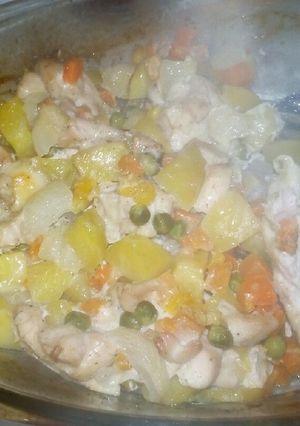Csirkemell kockák vele sült zöldségekkel recept fotója