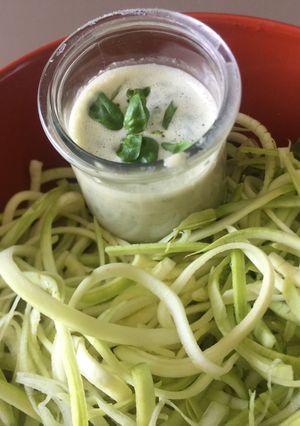 Une photo de Spaghettis de courgettes crues sauce pesto-libane