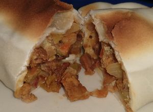 Una foto de Empanadas carne de cordero, cortada a cuchillo