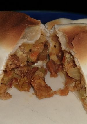 Una foto de Empanadas carne de cordero, cortada a cuchillo