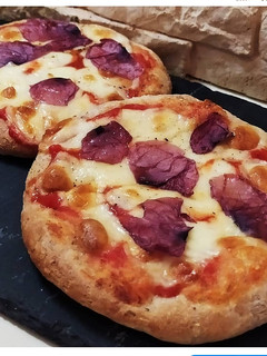 Foto di Pizzette con petali di papavero