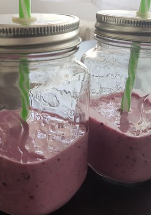 Une photo de Smoothie fruits rouge banane
