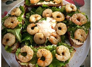 Foto di Pane di Altamura con Salsa all’Arancia, Misticanza e Gamberi
