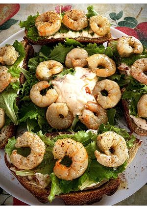 Foto di Pane di Altamura con Salsa all’Arancia, Misticanza e Gamberi