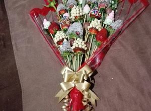 Una foto de Arreglo frutal con chocolate
