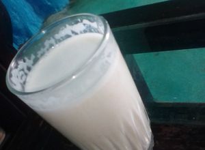 Una foto de Licuado de plátano y galletas marías, con leche y avena