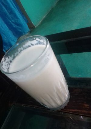 Una foto de Licuado de plátano y galletas marías, con leche y avena