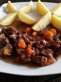 Una foto de Guiso de carne al vino tinto