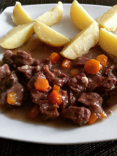 Una foto de Guiso de carne al vino tinto