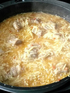 Una foto de Fideos con costilla de cerdo