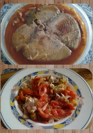 Una foto de Atún en escabeche y ensalada es deliciosa
