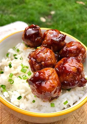 รูปของ SWEET BROWN SUGAR PORK BALLS WITH RICE | ข้าวหน้าหมู ซอสหวาน