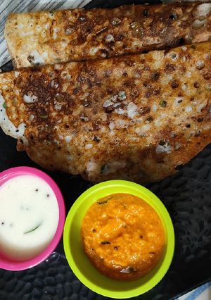 A picture of Rava dosa with chutney.