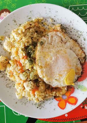 Una foto de Arroz amarillo con Pollito
