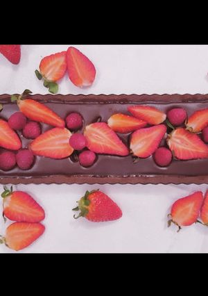 Foto di Crostata al cioccolato con ganache e fragole