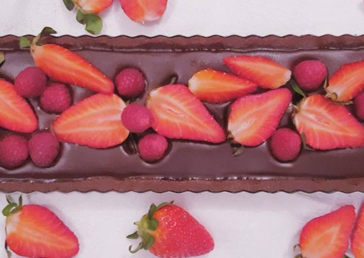 Recetta di Fatto in casa Crostata al cioccolato con ganache e fragole