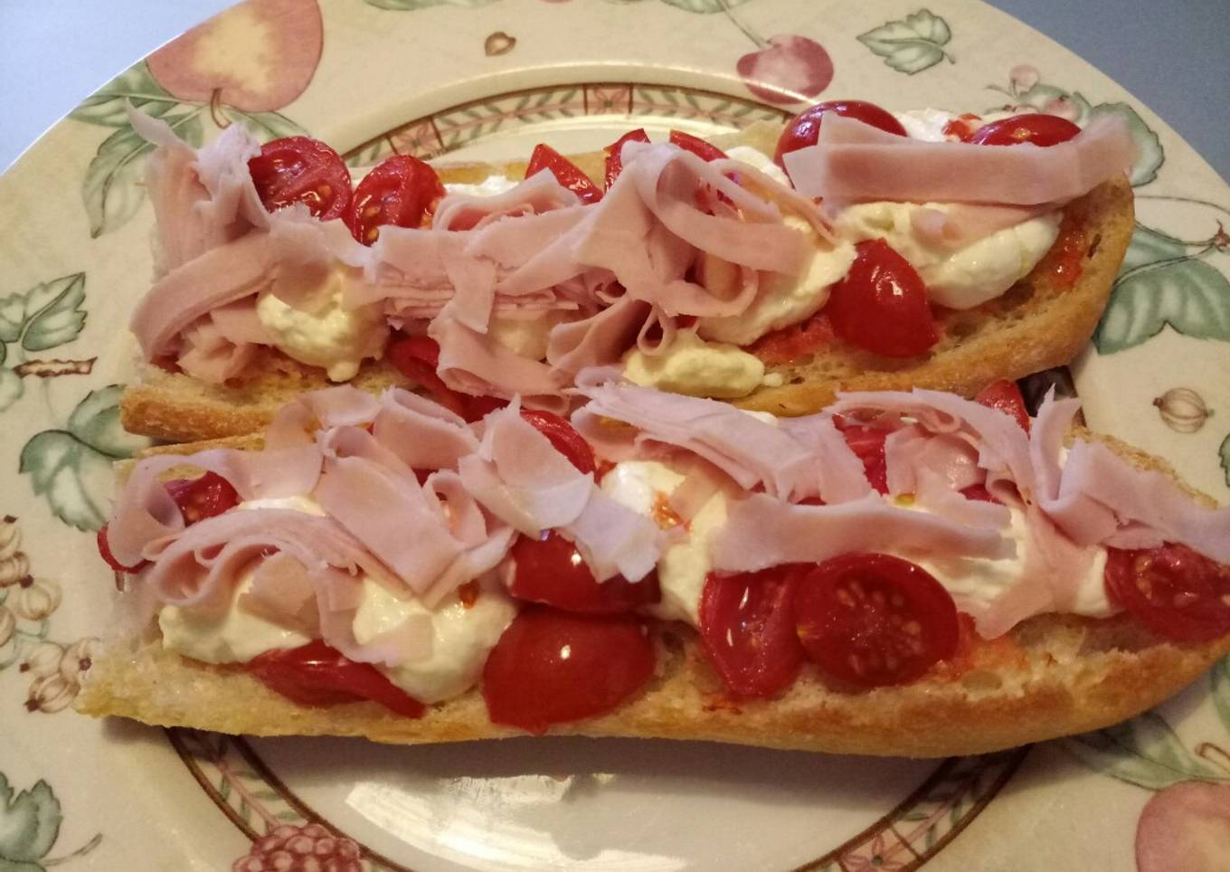 Panino aperto con caprino, pomodorini e cotto