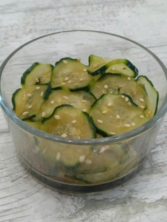 Una foto de Kyuri no sunomono (ensalada japonesa de pepino)