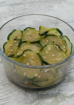 Una foto de Kyuri no sunomono (ensalada japonesa de pepino)