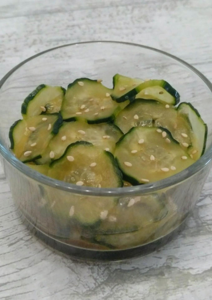 Una foto de Kyuri no sunomono (ensalada japonesa de pepino)