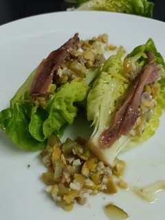 Una foto de Cogollos con anchoas y vinagreta de encurtidos