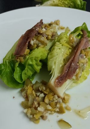 Una foto de Cogollos con anchoas y vinagreta de encurtidos