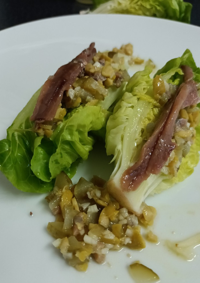 Una foto de Cogollos con anchoas y vinagreta de encurtidos