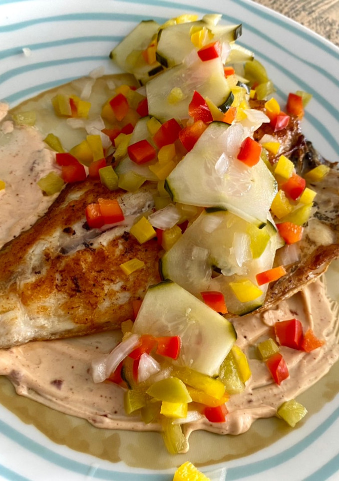 Una foto de Pescado con verdura encurtida