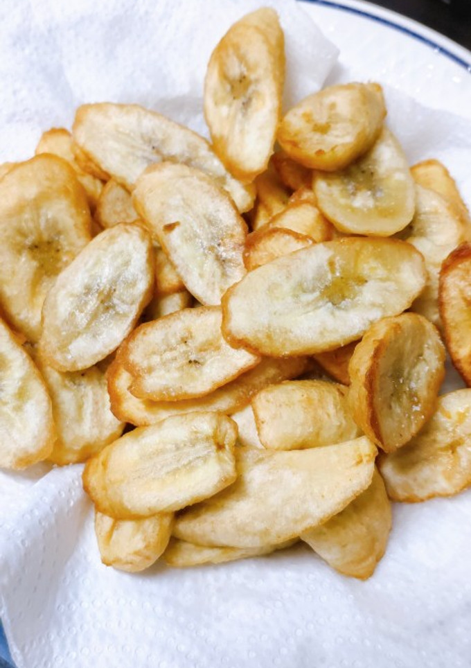Una foto de Chips de banano verde!