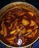 Carne de cerdo guisada con papas