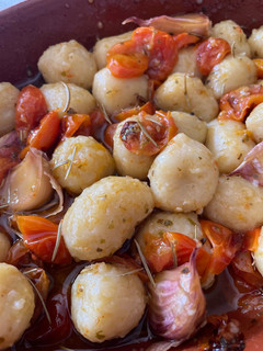 Una foto de Ñoquis con tomate cherry asado