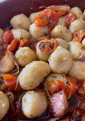 Una foto de Ñoquis con tomate cherry asado
