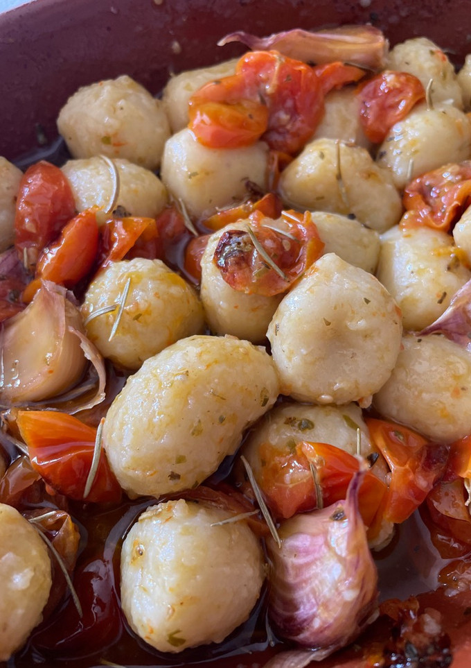 Una foto de Ñoquis con tomate cherry asado