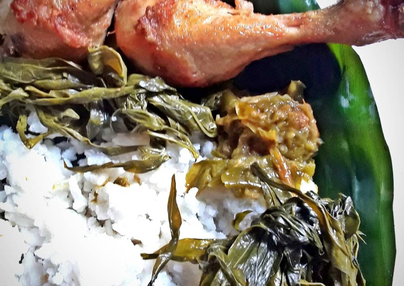 Ayam Goreng, Lalapan Daun Singkong dan Sambal Cabe Ijo