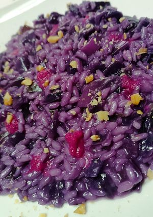 Foto di Risotto non risotto con cavolo cappuccio viola, parmigiano e granella di noci