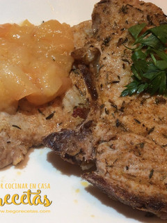 Una foto de Chuleta de cerdo marinada con salsa de manzana y limón