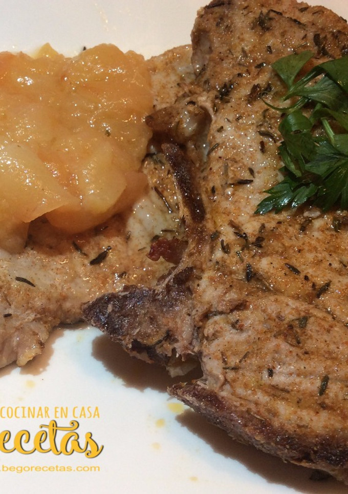 Una foto de Chuleta de cerdo marinada con salsa de manzana y limón