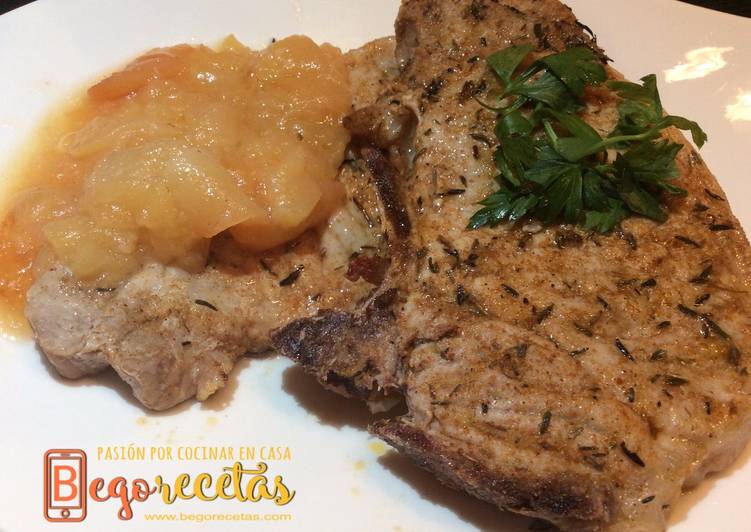 Chuleta de cerdo marinada con salsa de manzana y limón